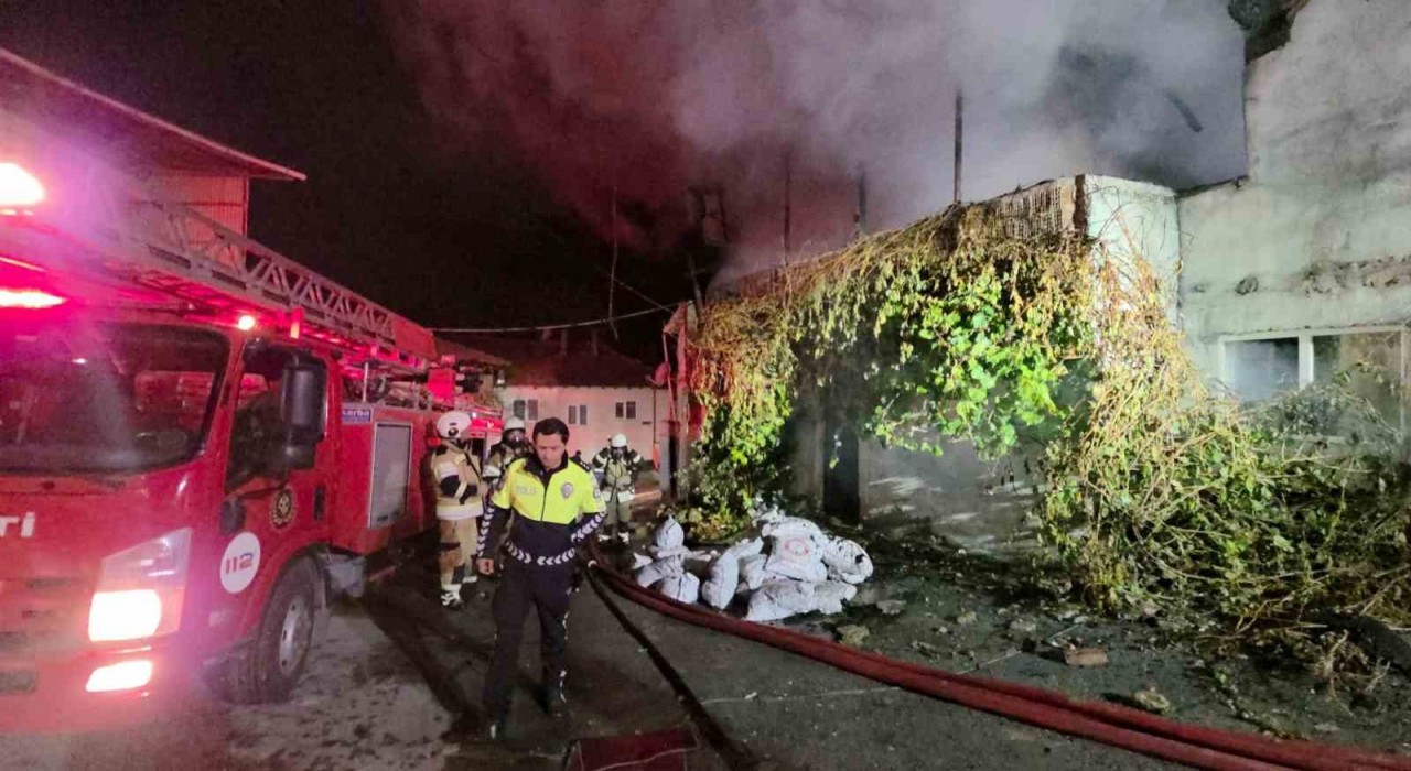 Kütahyada 2 katlı binada çıkan yangın korkuttu