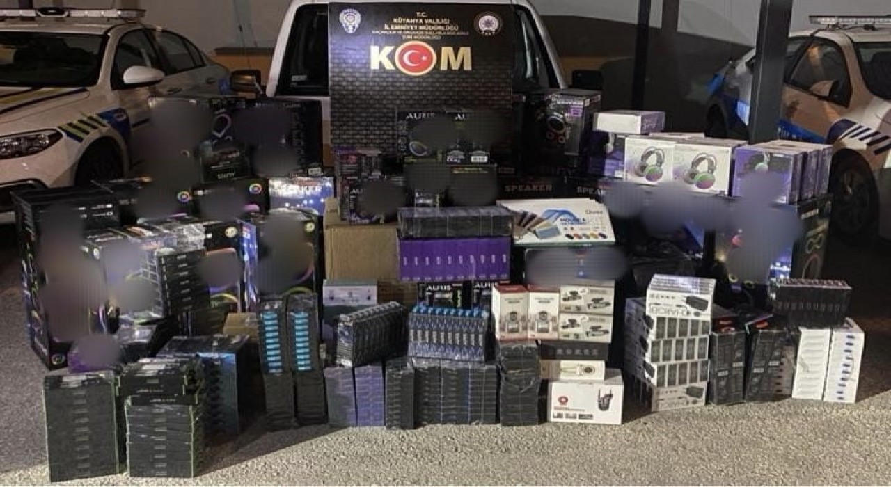 Kütahyada bir araçta çok sayıda kaçak elektronik ürün ve telefon aksesuarı ele geçirildi