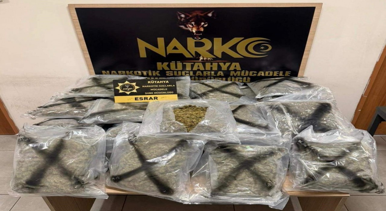 Kütahyada bir kamyonda 33 kilo esrar ve 6,55 gram kokain ele geçirildi, 3 şüpheli tutuklandı