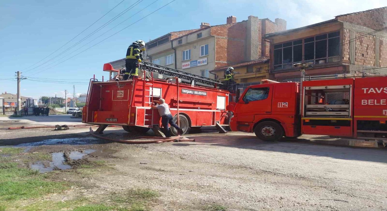 Kütahyada iş yerindeki yangında 1 itfaiye eri yaralandı