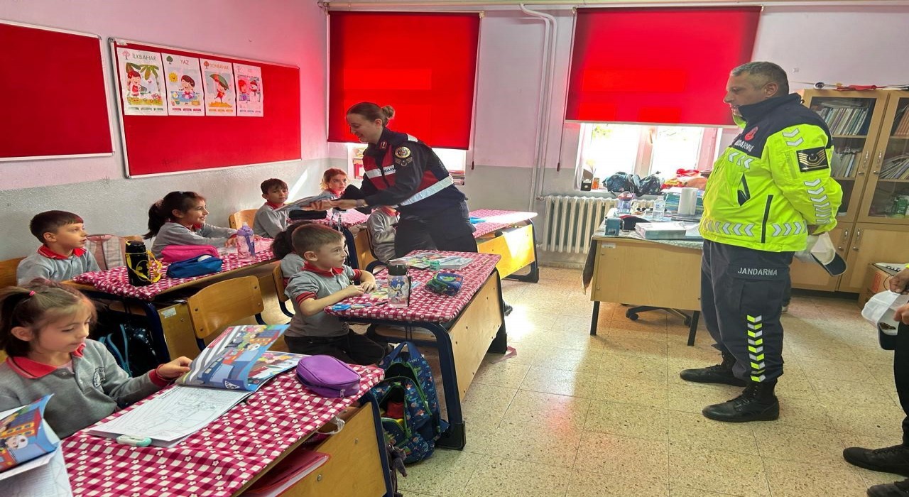 Kütahyada jandarmadan Güvenli Okul Güvenli Gelecek projesi etkinlikleri