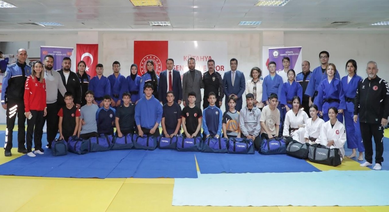 Kütahyada judo ve güreş branşlarında eğitim alan öğrencilere spor malzemesi desteği