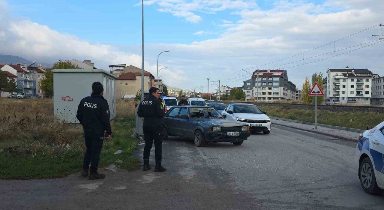 Kütahyada otomobilin çarptığı 2 kişi yaralandı