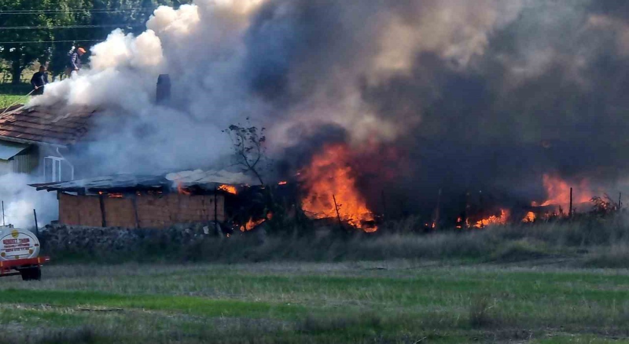 Kütahyada yangında ev, traktör ve motosiklet kül oldu