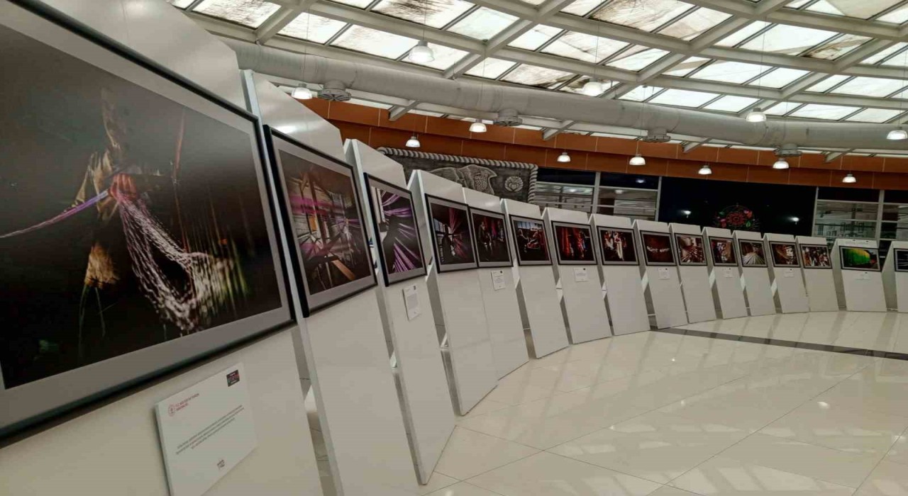 Kutnu Kumaş sergisi ziyaretçilerini Osmanlı modasına götürüyor