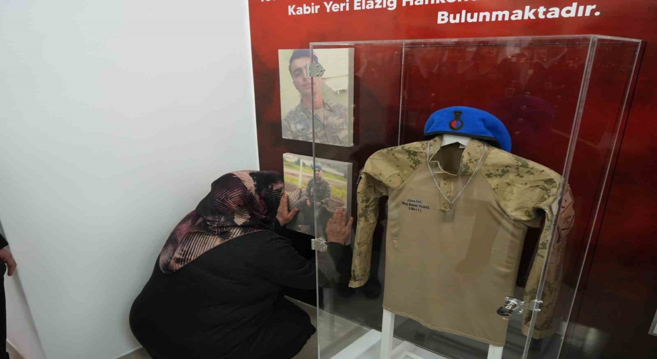 Kütüphaneye adı verilen askerin annesi, oğlunun fotoğrafını severek gözyaşı döktü