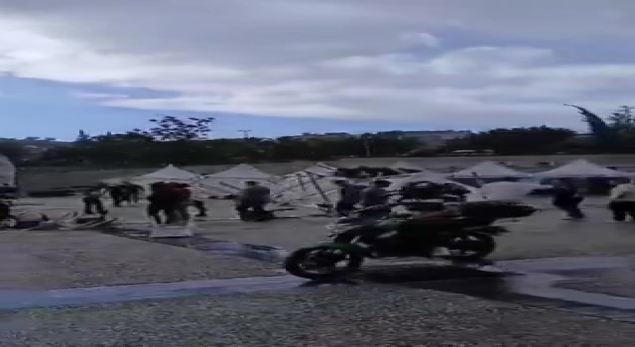 Kuvvetli rüzgar Kariyer Fuarı çadırlarını uçurdu