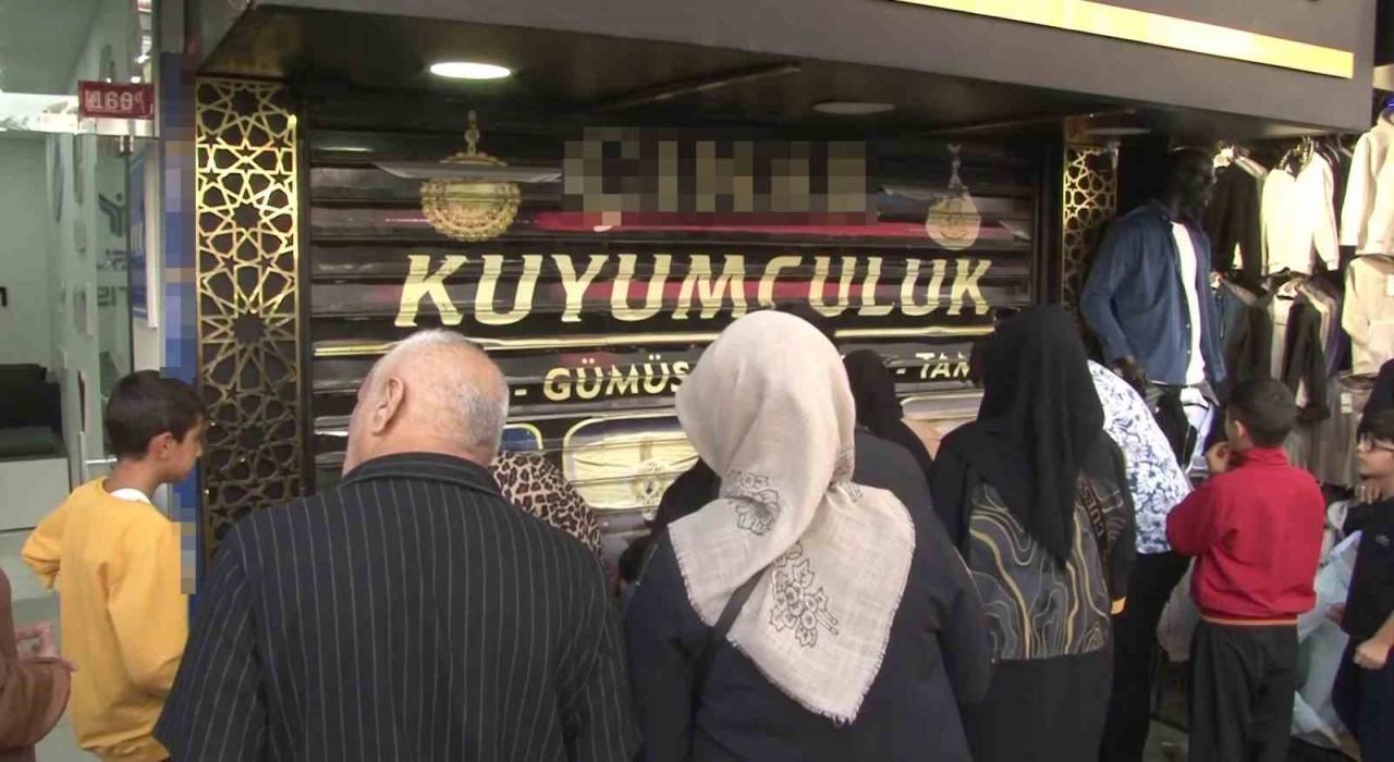 Kuyumcu altınları alıp kaçtı, vatandaşlar dükkanı yağmalamaya çalıştı