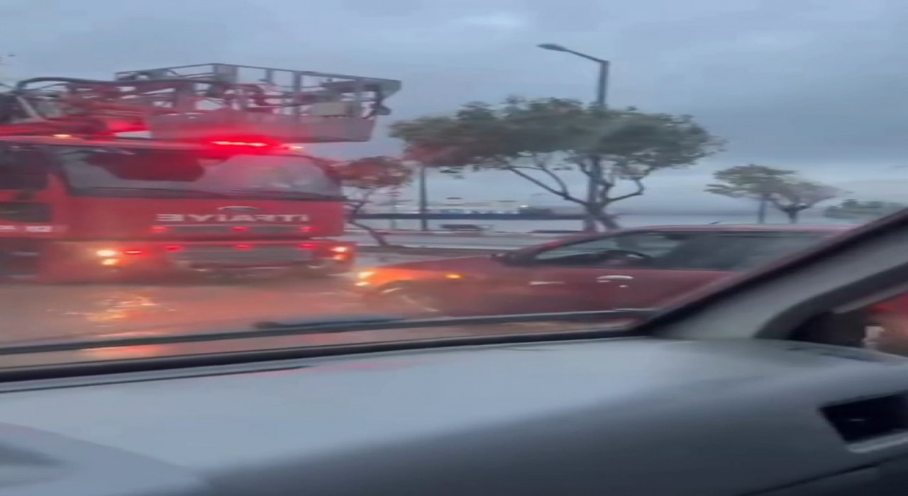 Lapsekide cadde ve sokaklar göle döndü