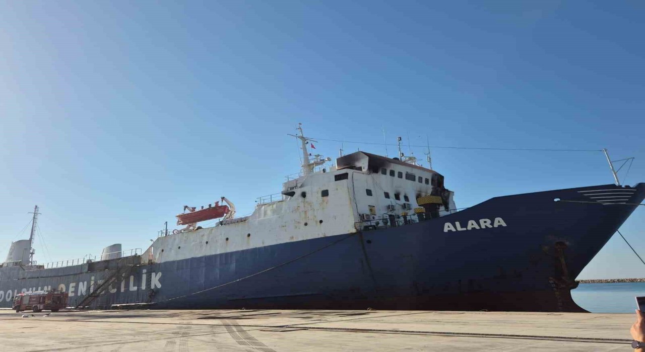 Limana bağlı yük gemisinde çıkan yangın söndürüldü