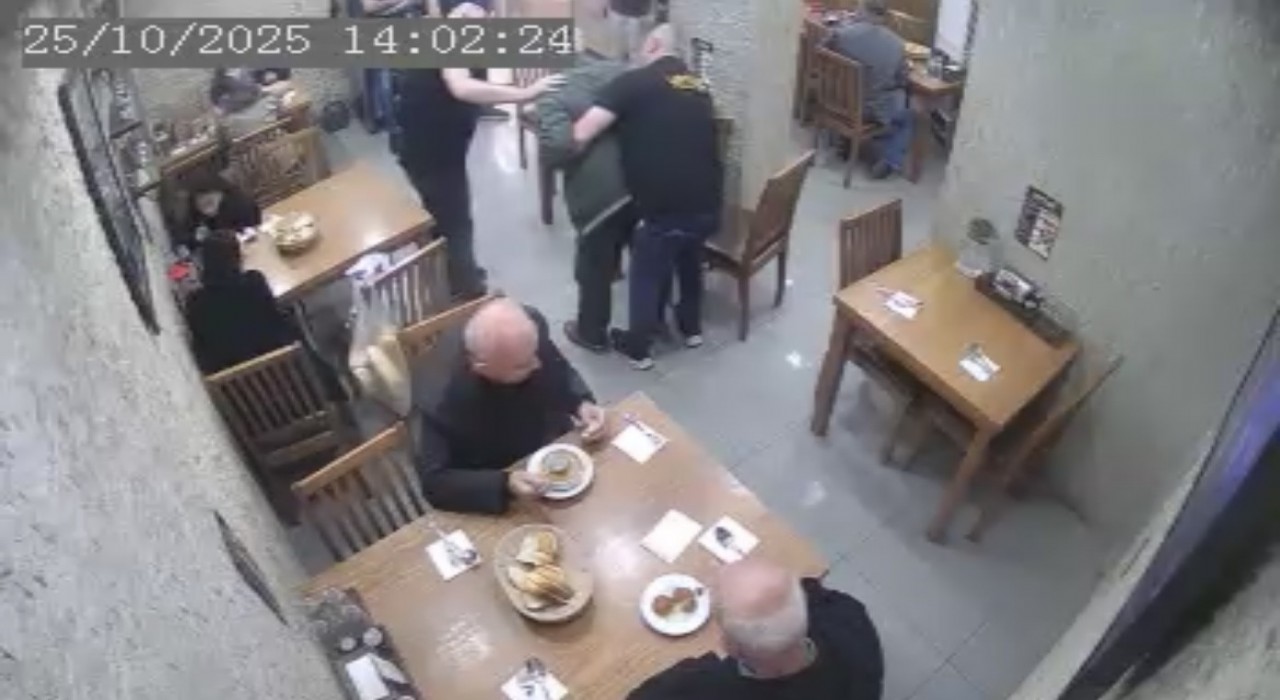 Lokantada Heimlich manevrasıyla müşterinin hayatını kurtardı