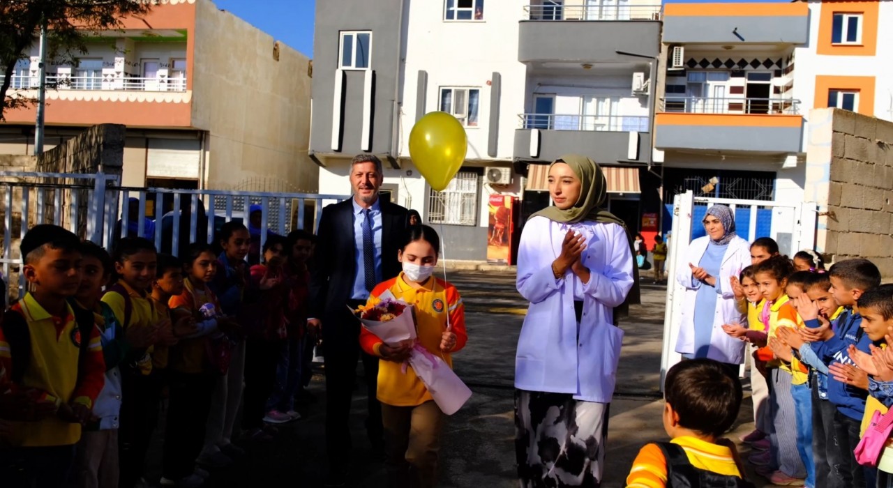 Lösemiyi yenip okuluna dönen 4üncü sınıf öğrencisine görkemli karşılama