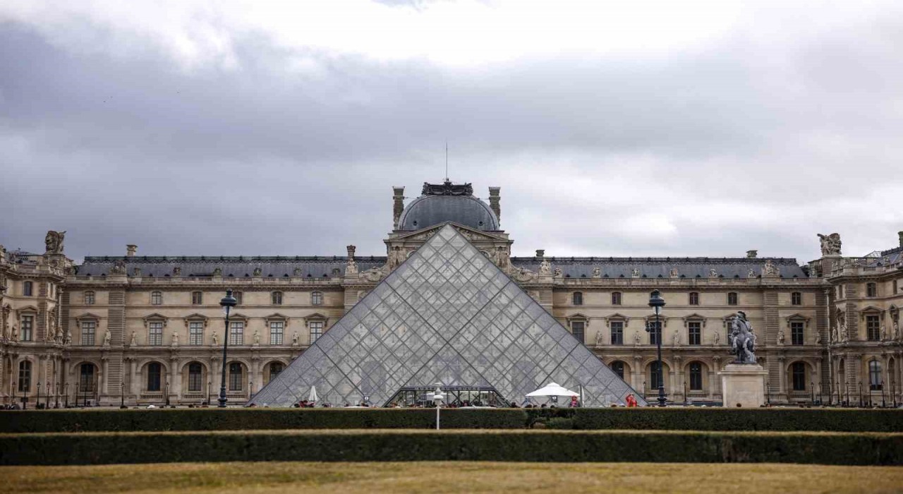 Louvre Müzesindeki değerli mücevherlerin Fransa Merkez Bankasına taşındığı iddiası