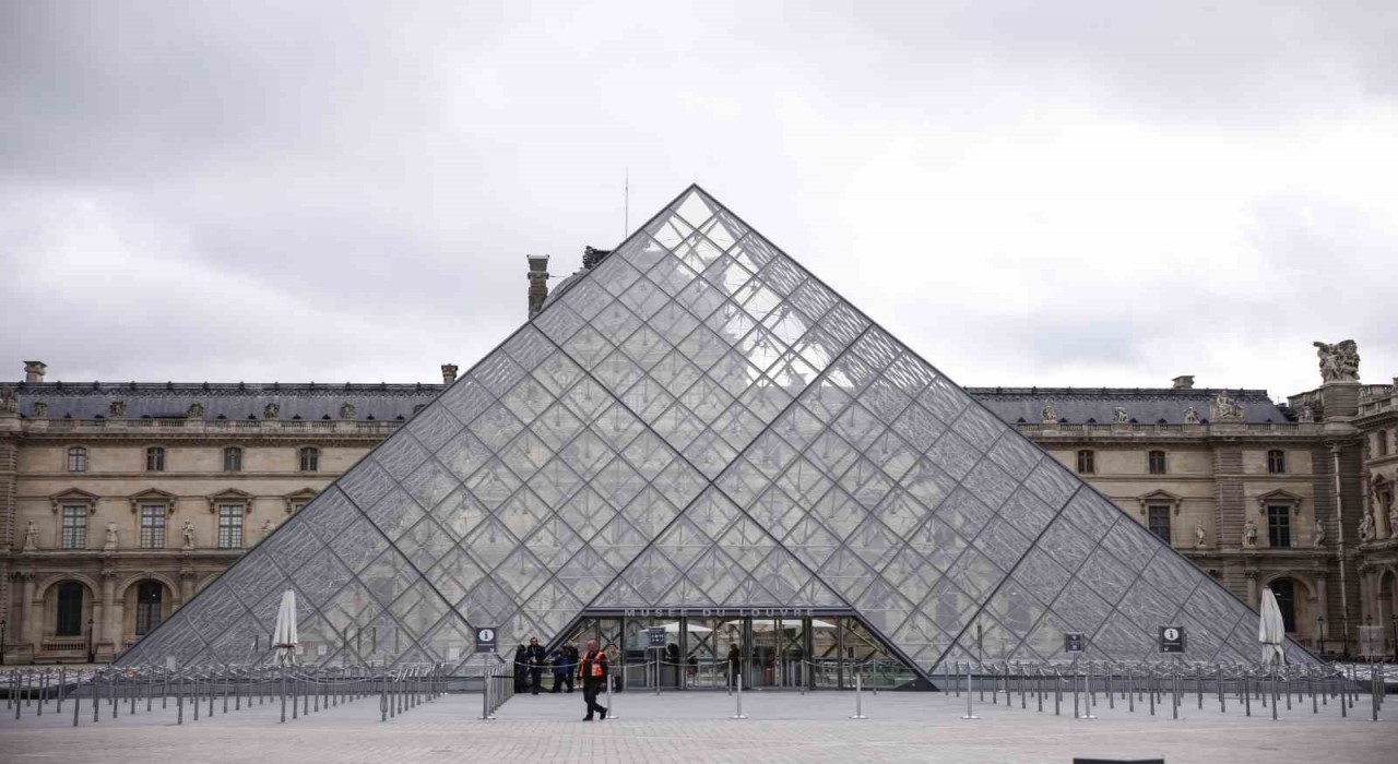 Louvre Müzesinden çalınan mücevherlerin değeri 88 milyon euro