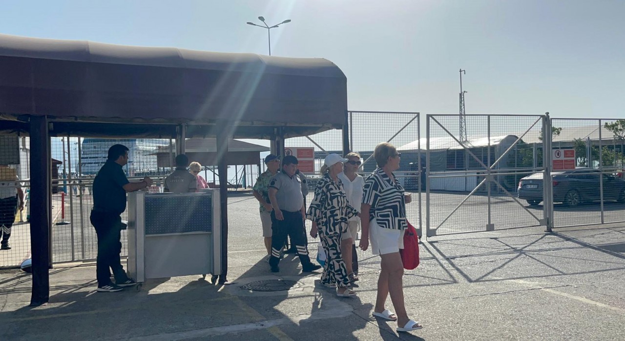 Lüks kruvaziyer 867 yolcu ve 469 mürettebatıyla Alanyaya demirledi