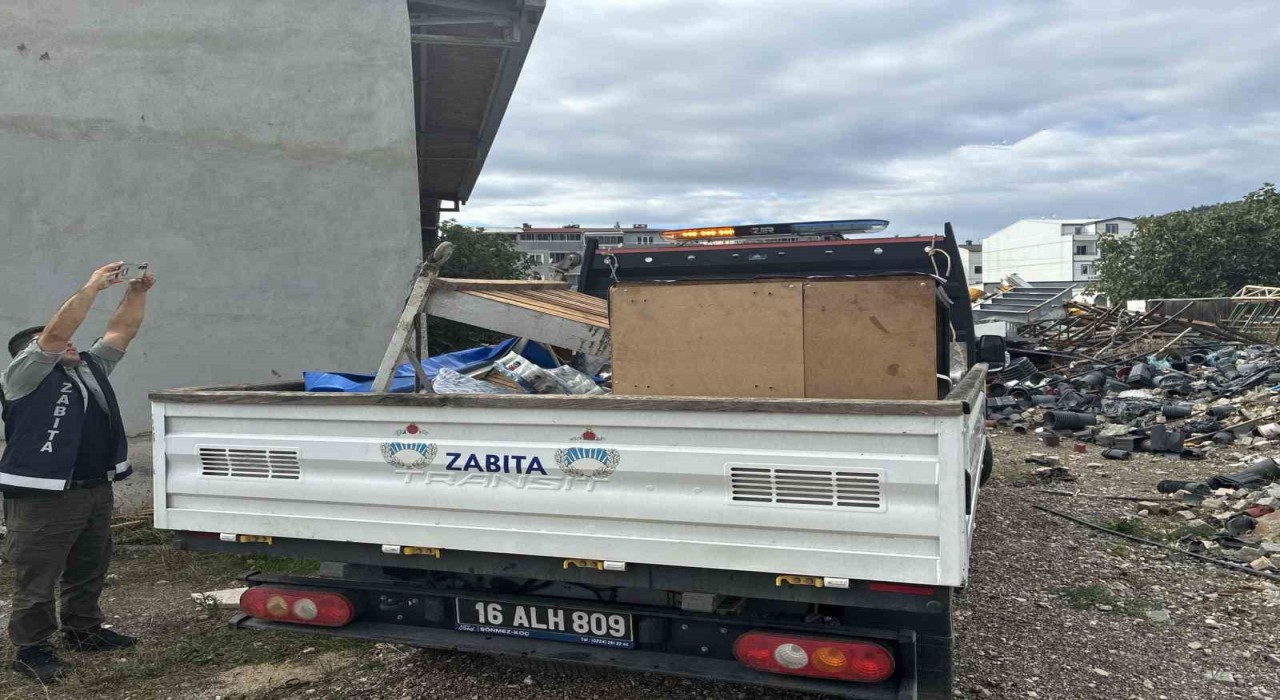 Maç öncesi seyyar satıcılara ortak denetim: Malzemelere el konuldu