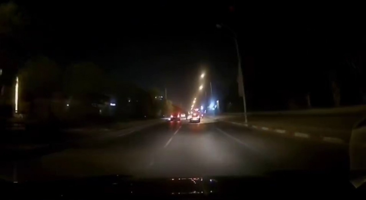 Makas atmaya çalıştı, motosiklete çarptı