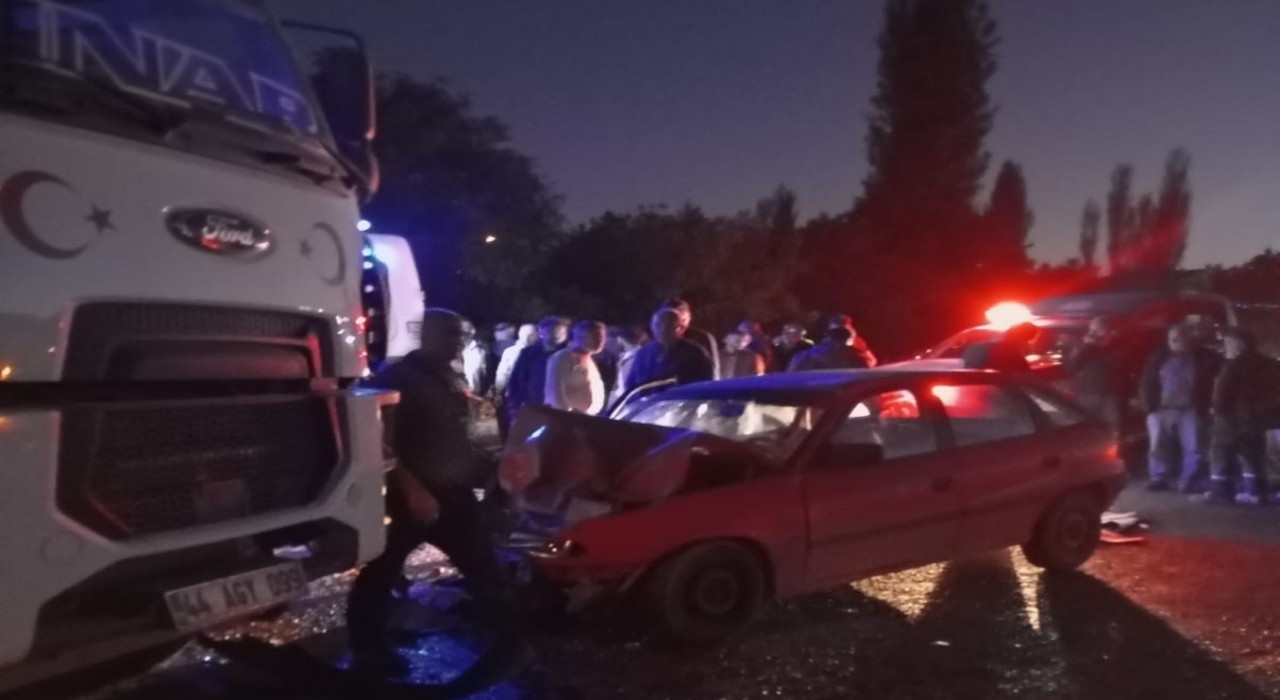 Malatya hafriyat kamyonu ile otomobil çarpıştı: 1 ölü 1 yaralı