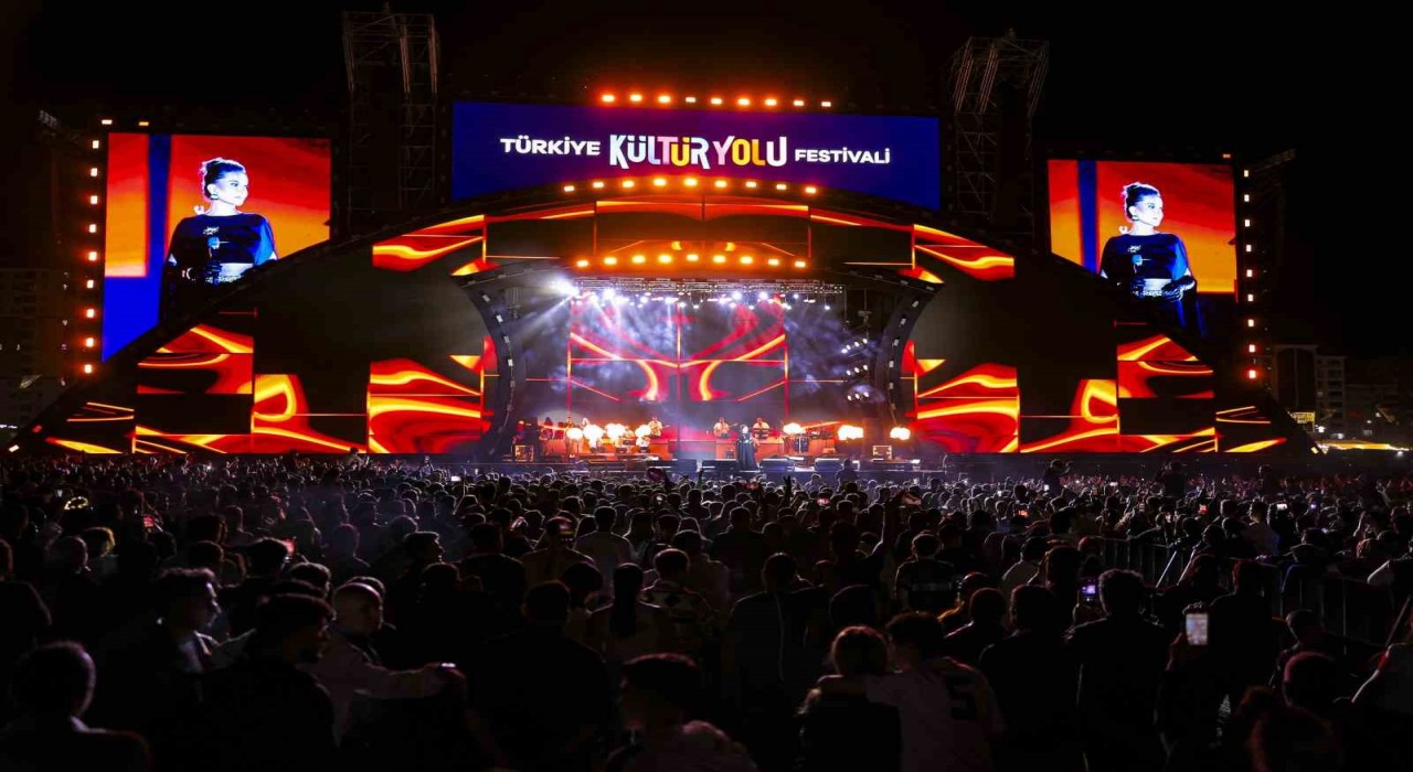 Malatya Kültür yolu festivalinde Ebru Yaşardan görkemli başlangıç