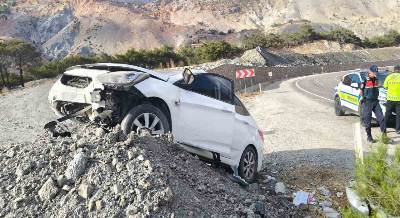 Malatyada   kontrolden çıkan araç toprak yığınına çarptı: 1 yaralı