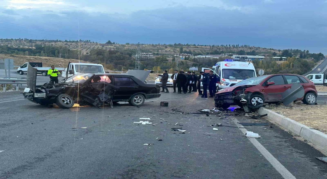 Malatyada iki aracın çarpıştı kazada 3 kişi yaralandı