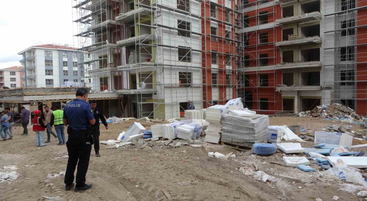 Malatyada inşaatta kafasına malzeme düşen işçi yaralandı