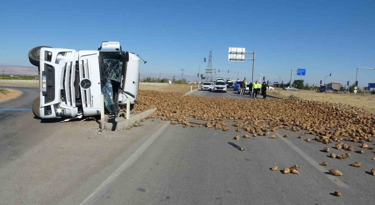 Malatyada pancar yüklü tır devrildi: 1 yaralı
