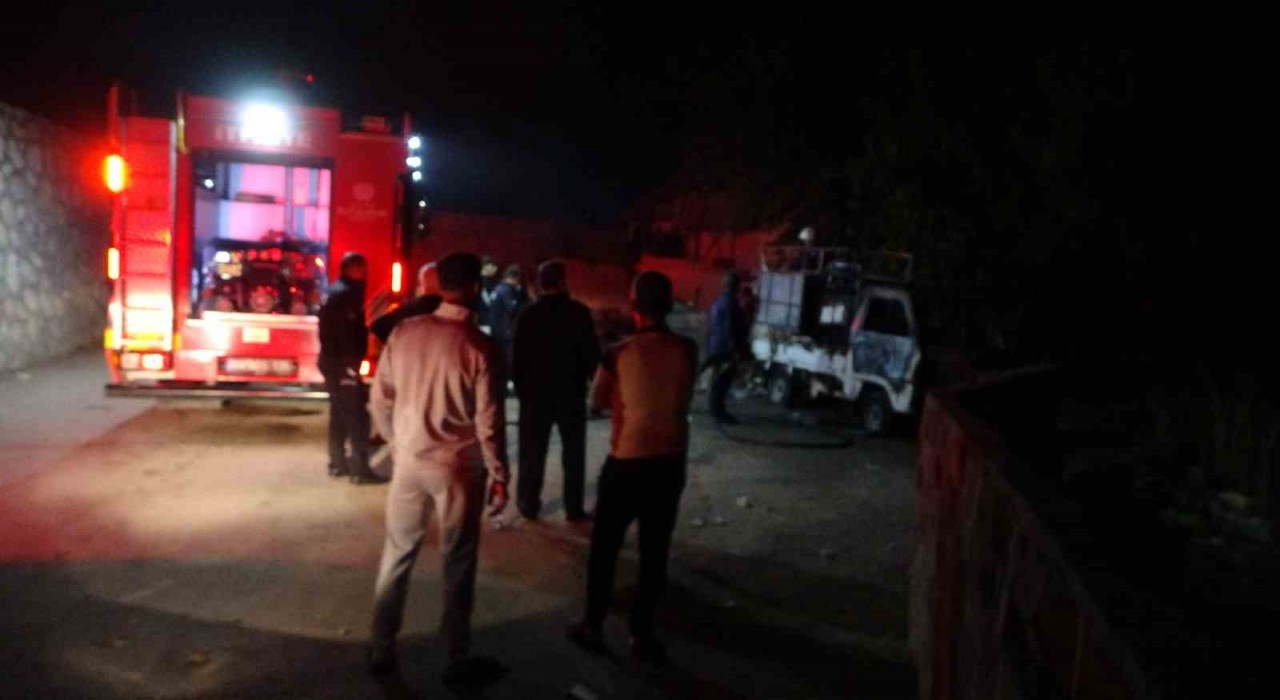 Malatyada park halindeki araçta çıkan yangın paniğe neden oldu