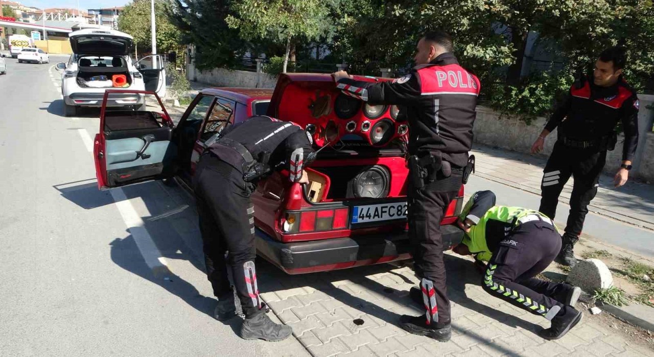 Malatyada polisin dur ihtarına uymayan araçta uyuşturucu ele geçirildi