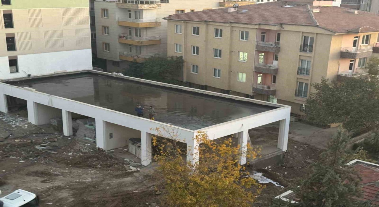 Malatyada rezerv alandaki inşaat suyla doldu, tahliye için duvar delindi