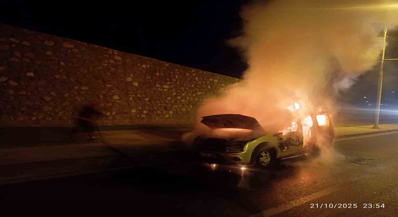 Malatyada seyir halindeki otomobil alev aldı