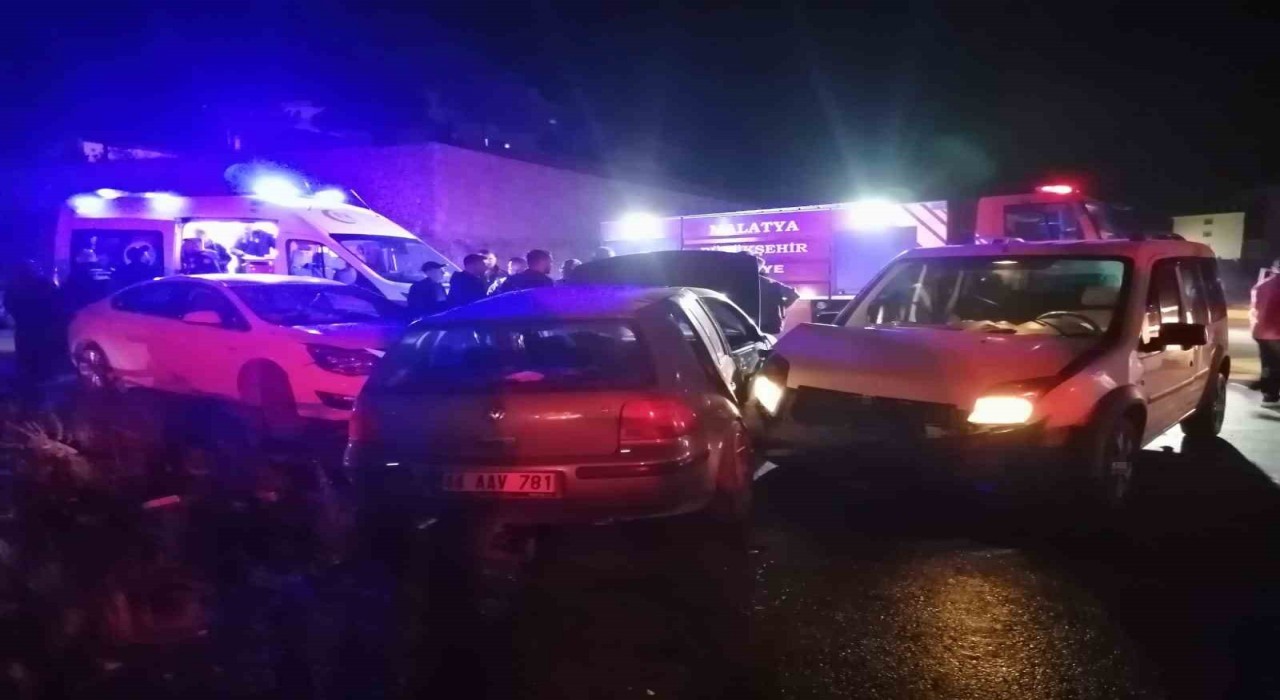 Malatyada üç aracın karıştığı kazada 2 kişi yaralandı
