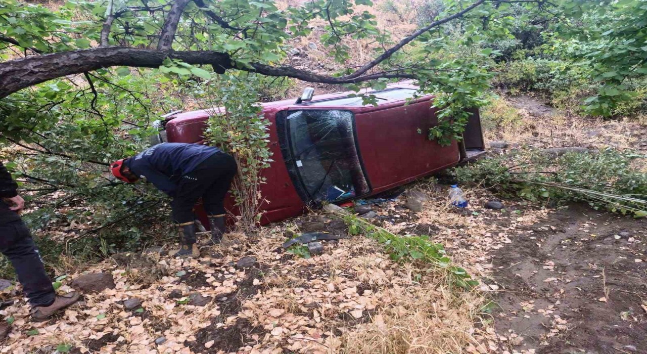 Malatyada virajı alamayan pikap şarampole uçtu: 2 yaralı