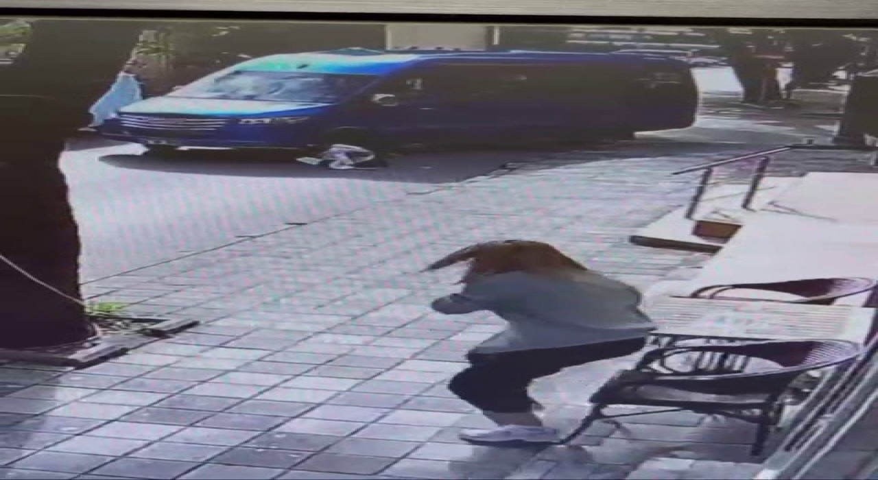 Maltepede yolun karşısına geçen kadına minibüs çarptı: Kaza anı kamerada