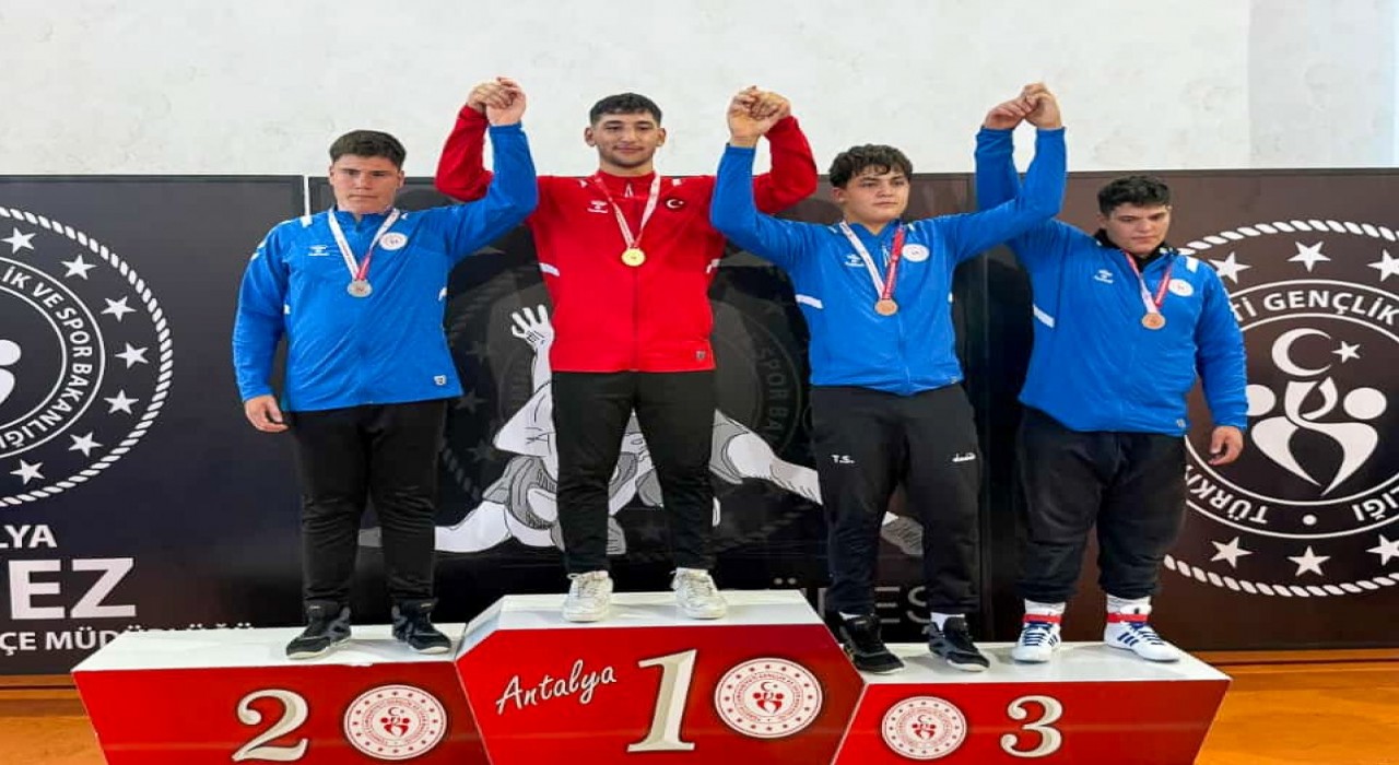 Manavgatlı güreşçilerden çifte şampiyonluk
