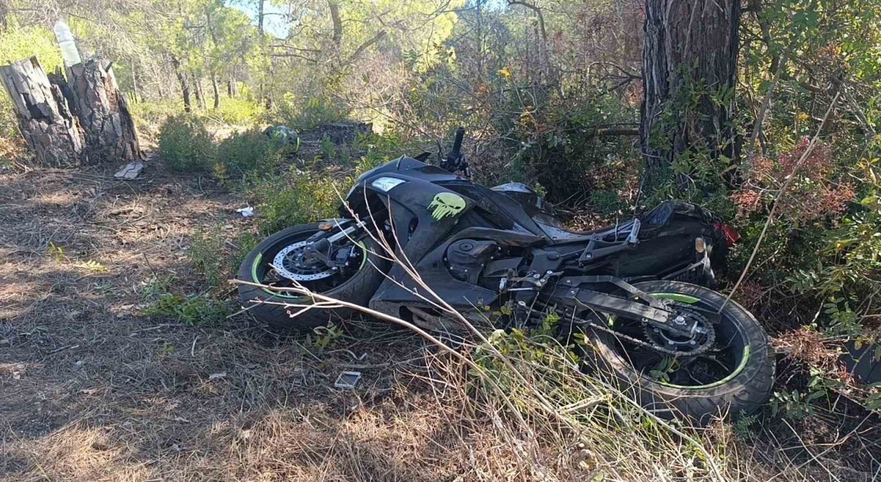Manavgatta virajı alamayan motosikletli ağaca çarptı: 2 yaralı