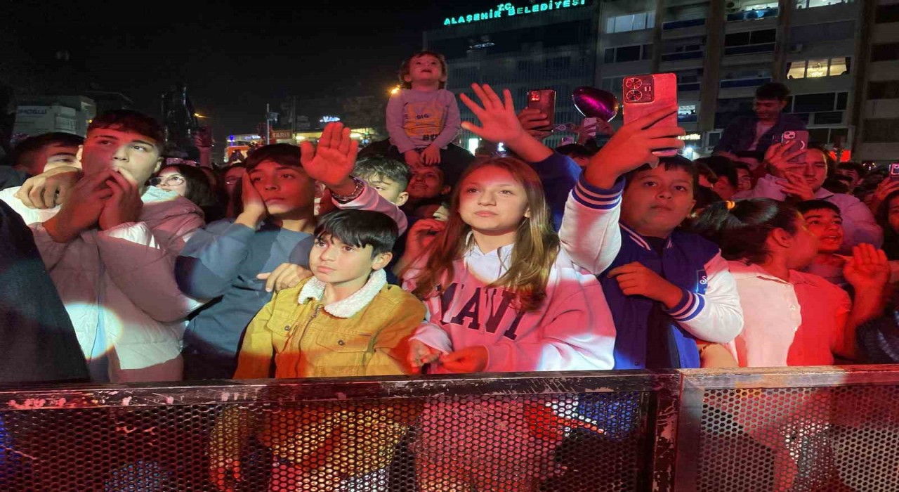 Manisada ertelenen Aleyna Tilki coşkuyla gerçekleşti