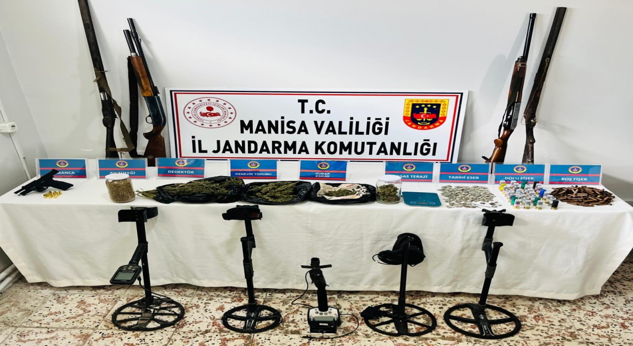 Manisada jandarmadan şok baskın: Uyuşturucu, silah ve tarihi eser ele geçirildi