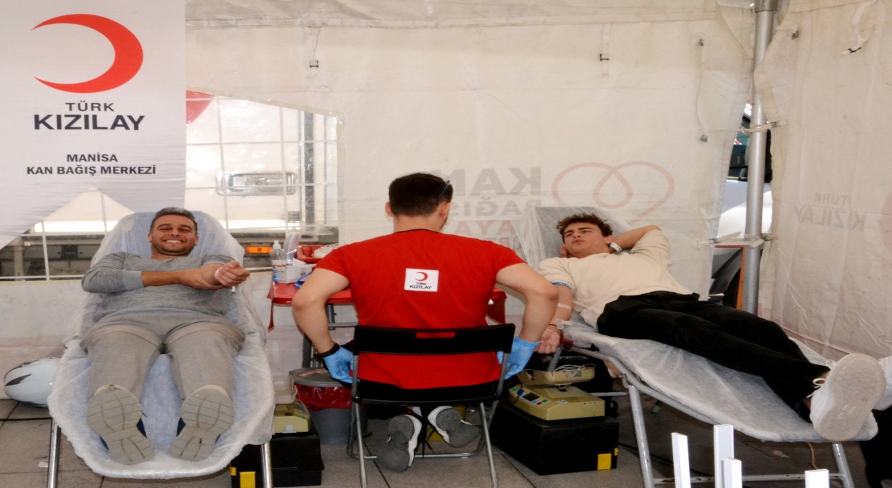 Manisada kan bağışına yoğun ilgi