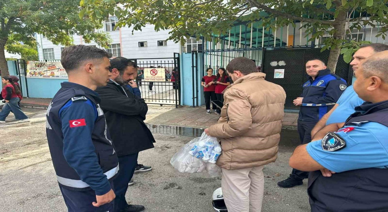 Manisada okul önlerinde seyyar satıcı denetimi