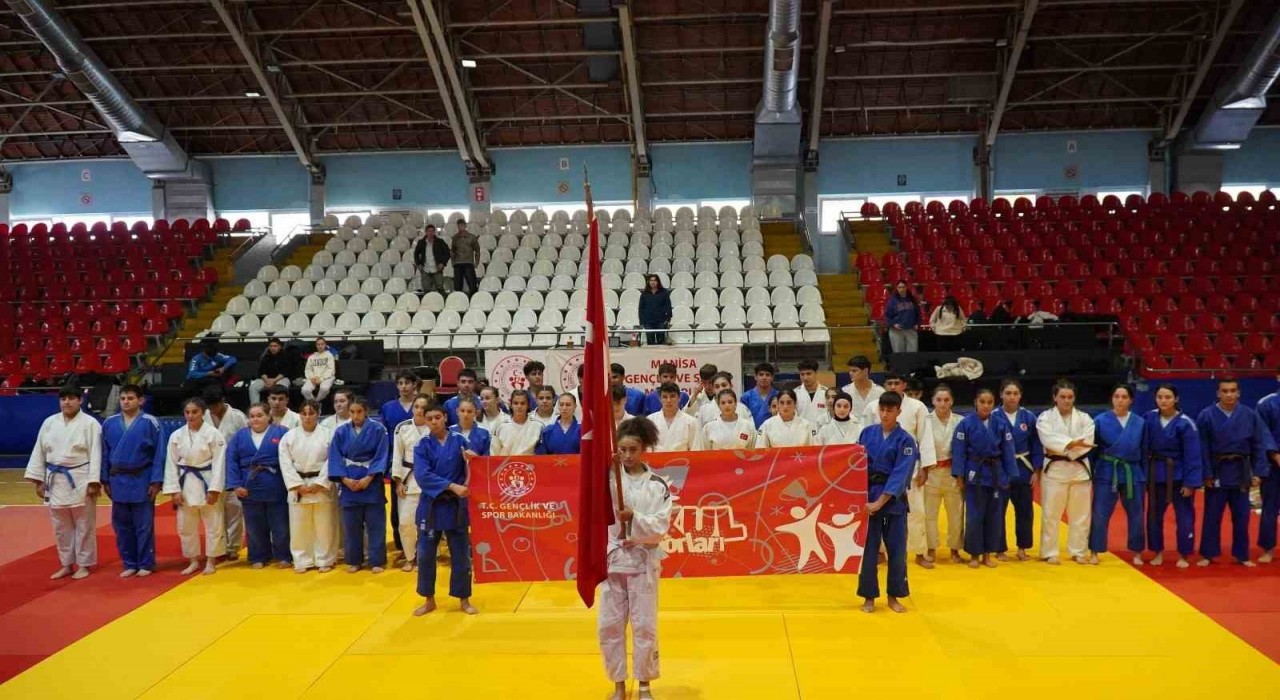 Manisada okul sporları heyecanı judo ile başladı