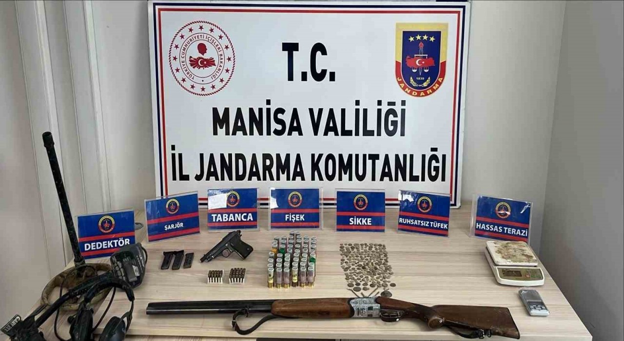 Manisada tarihi eser operasyonu: 289 obje, silahlar ve dedektör ele geçirildi
