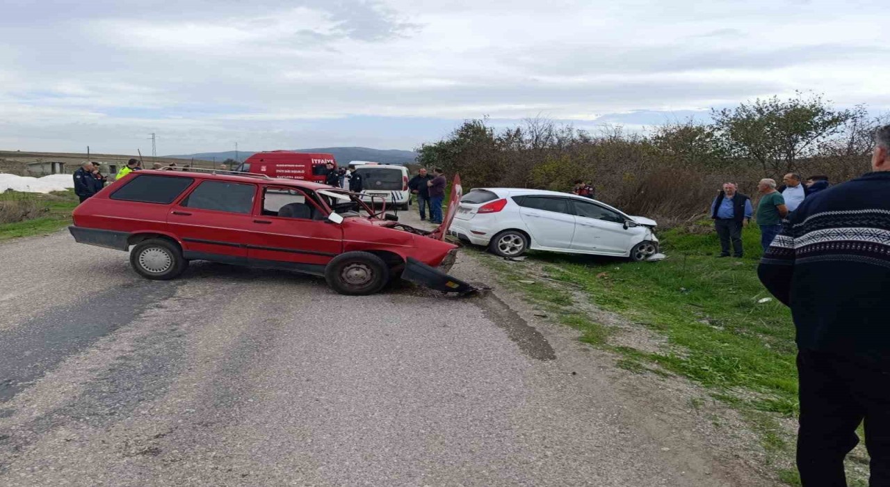 Manyasta meydana gelen kazada ağır yaralanan sürücü hayatını kaybetti