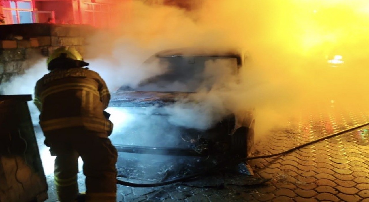 Manyasta park halindeki araç alev alev yandı