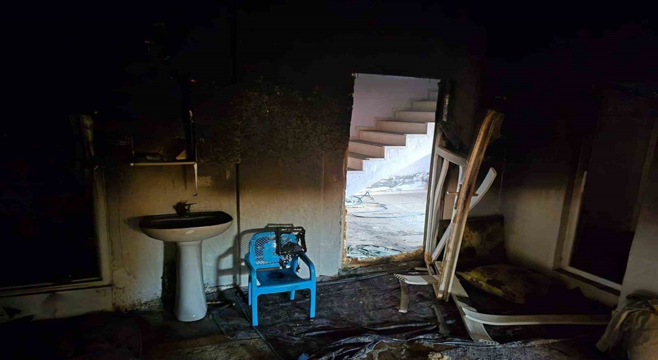 Mardinde 3 katlı evde yangın: 1 kişi öldü, 12 kişi yaralandı