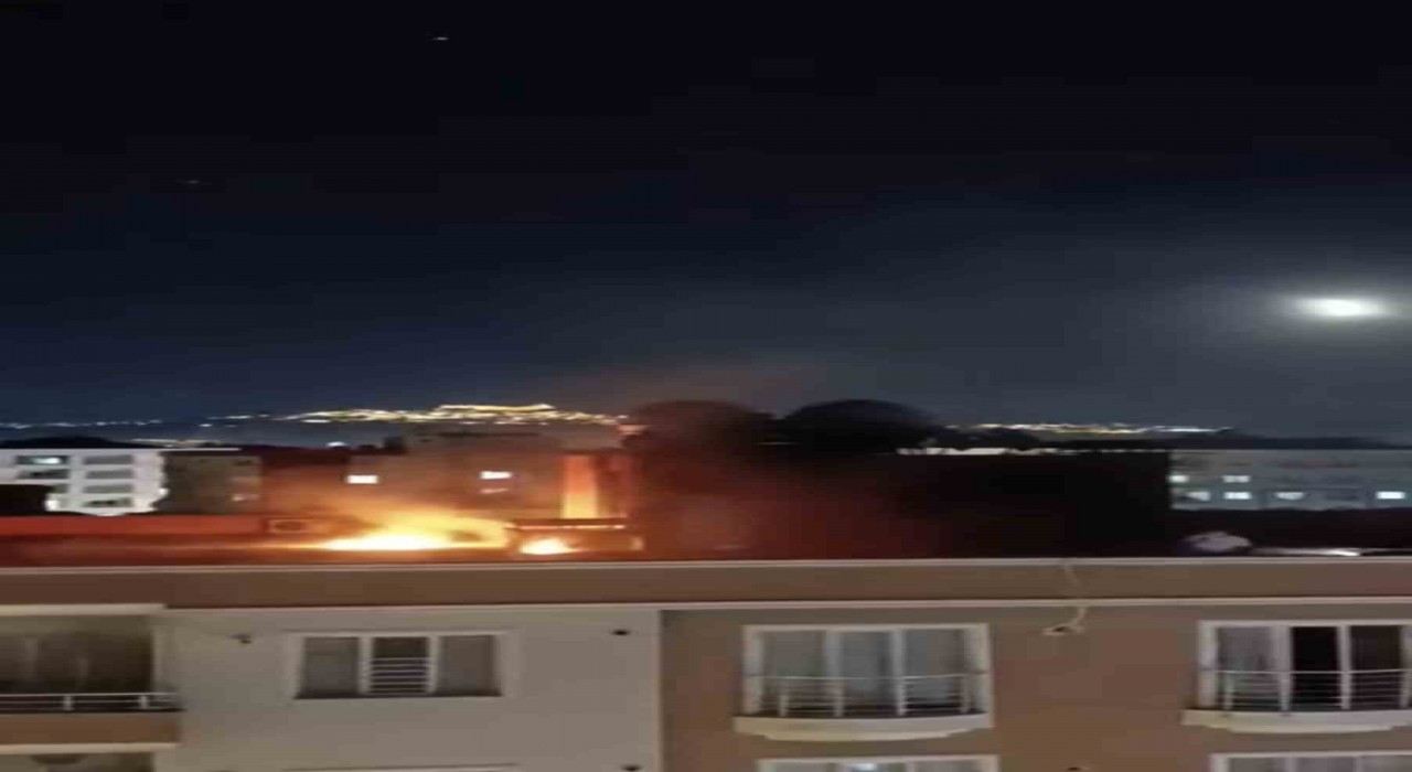 Mardinde binanın çatısında çıkan yangın söndürüldü