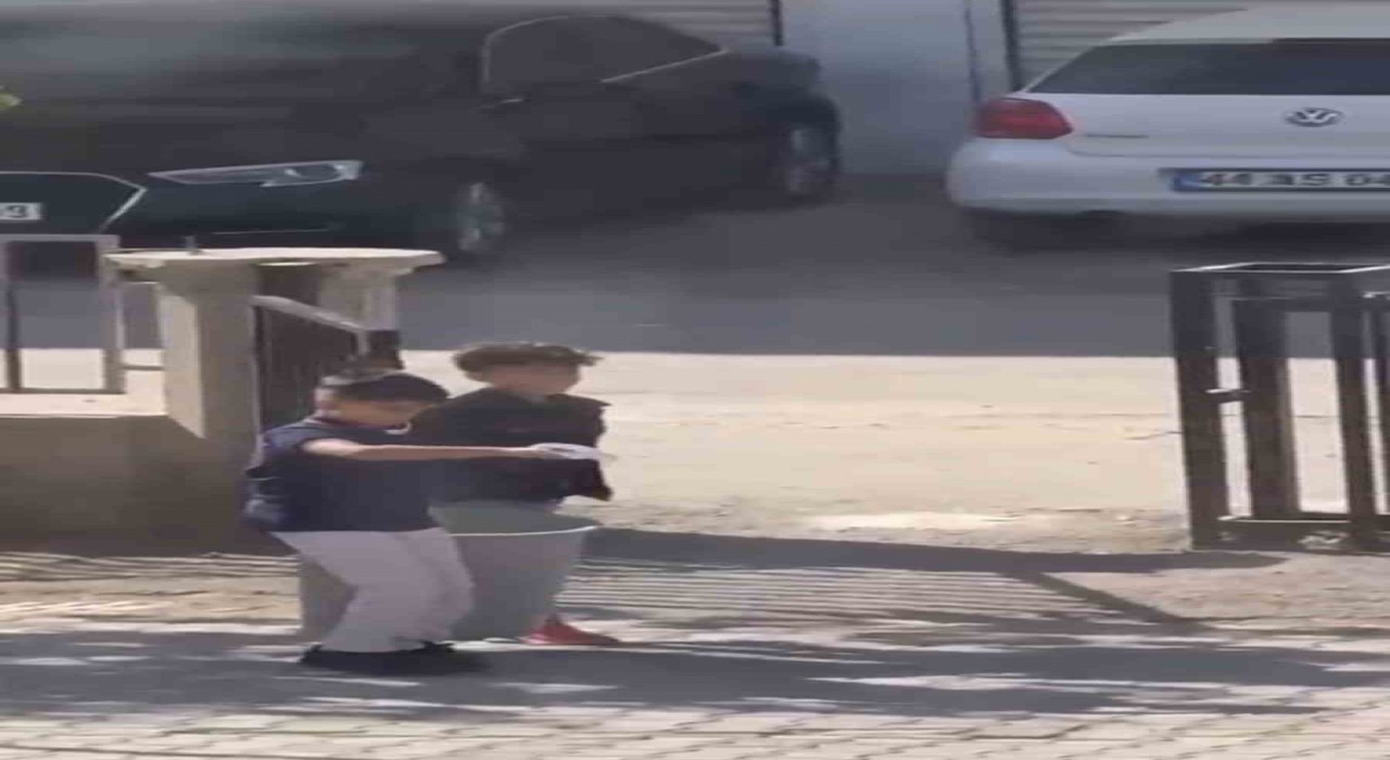 Mardinde çocuklar çöp bidonuyla halay çekti