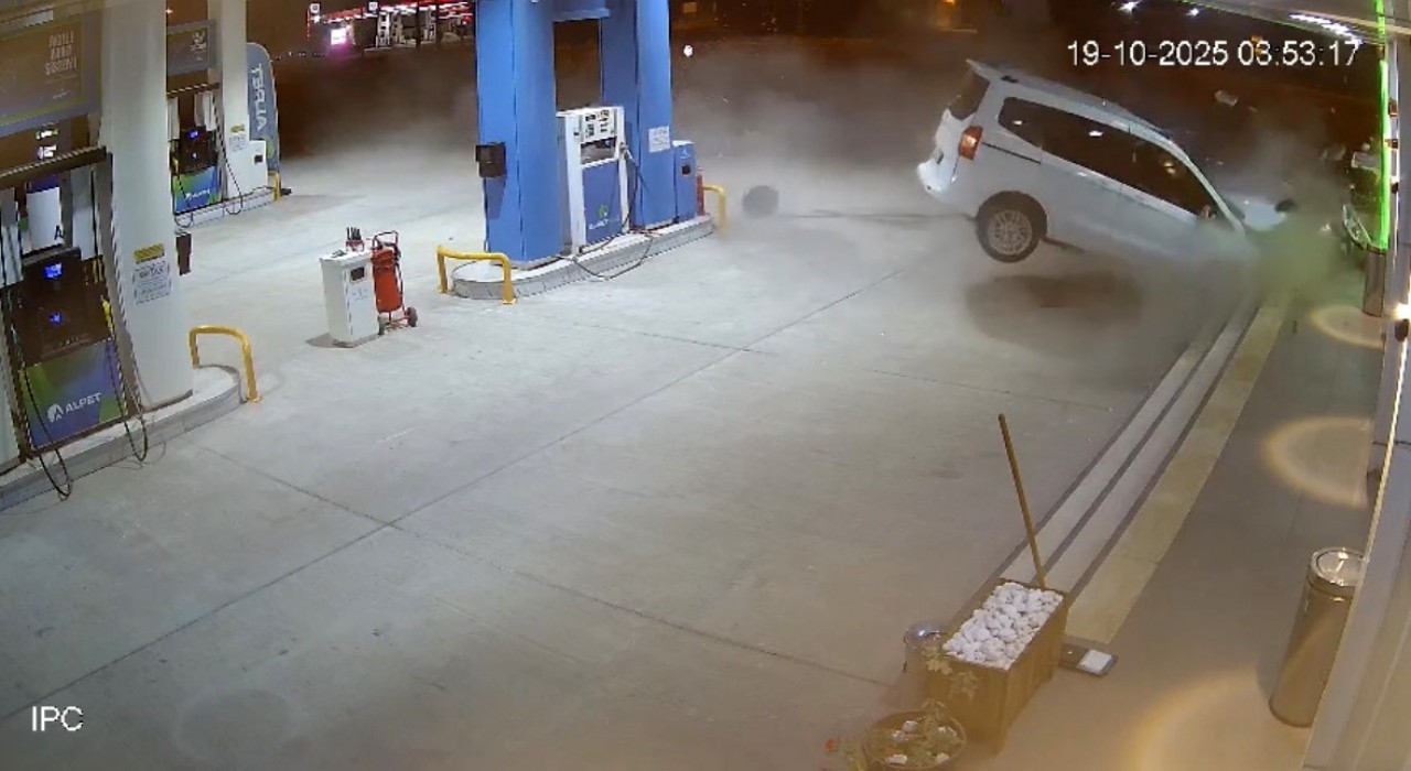 Mardinde faciadan dönüldü: Ticari araç benzin istasyonuna daldı, 2 kişi yaralandı