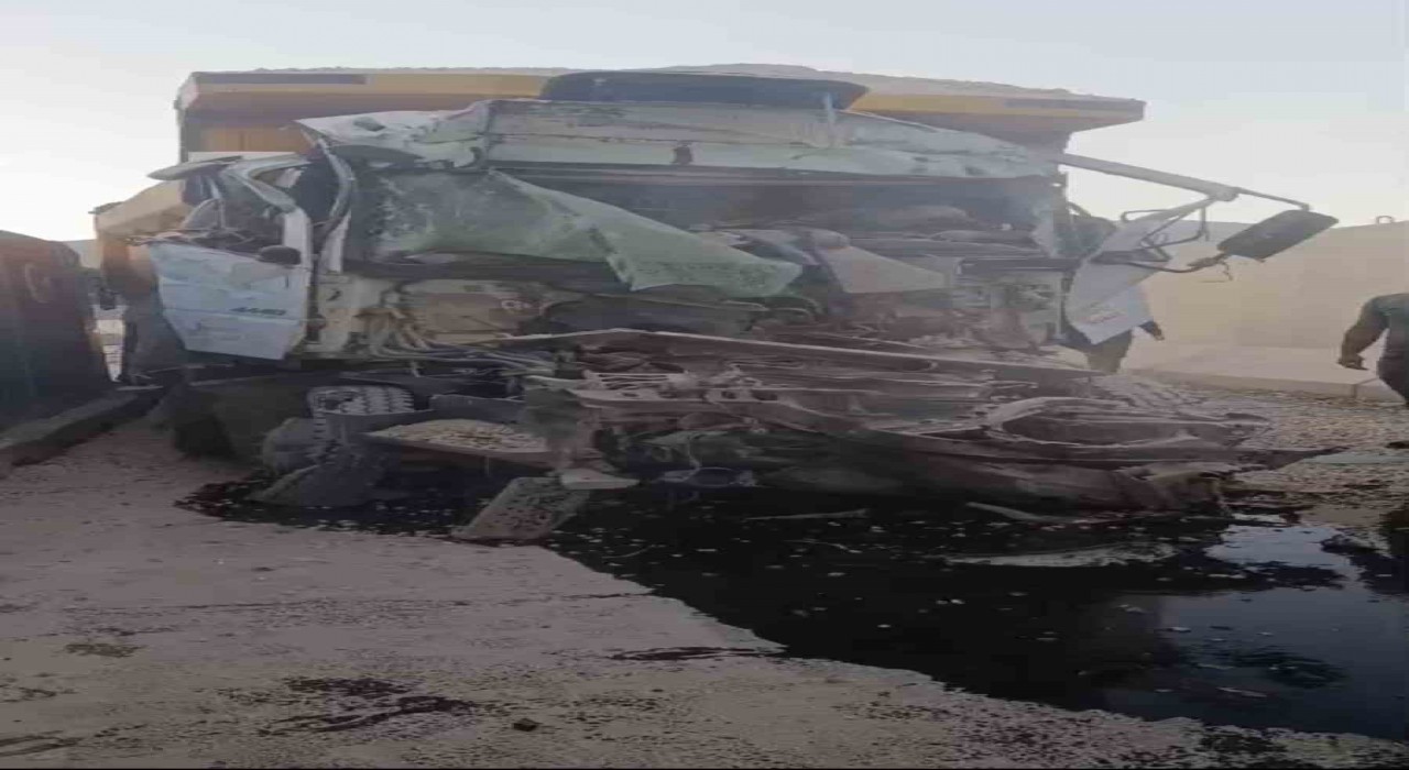 Mardinde freni patlayan kamyon, hafriyat kamyonuna çarptı: 1 ölü