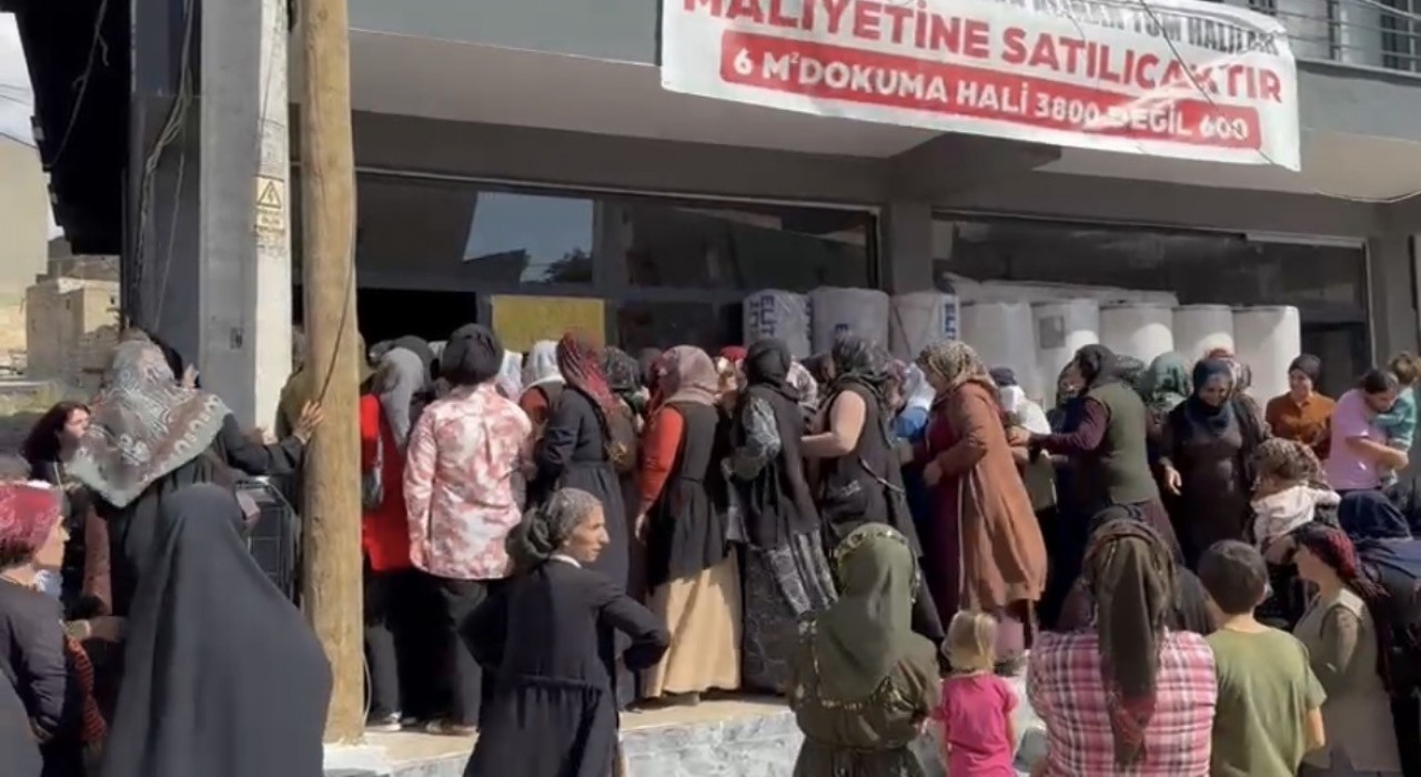 Mardinde halı mağazasında indirim izdihama neden oldu